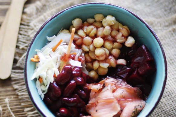 BUDDHA BOWL ΜΕ ΠΑΝΤΖΑΡΙ ΚΑΙ ΣΟΛΟΜΟ
