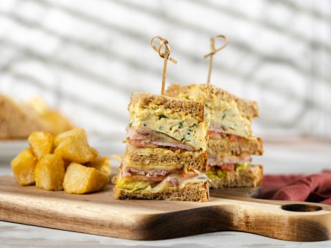 Club Sandwich με Απακι & Scrambled Eggs