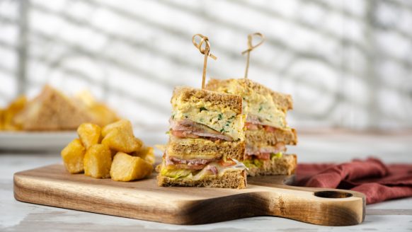 CLUB SANDWICH ΜΕ ΑΠΑΚΙ & SCRAMBLED EGGS