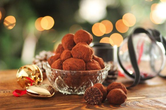 ENERGY BALLS ΜΕ ΔΑΜΑΣΚΗΝΟ ΚΑΙ ΦΙΣΤΙΚΟΒΟΥΤΥΡΟ