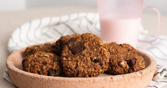 Εύκολα cookies βρώμης με αμύγδαλο και σοκολάτα, χωρίς ζάχαρη
