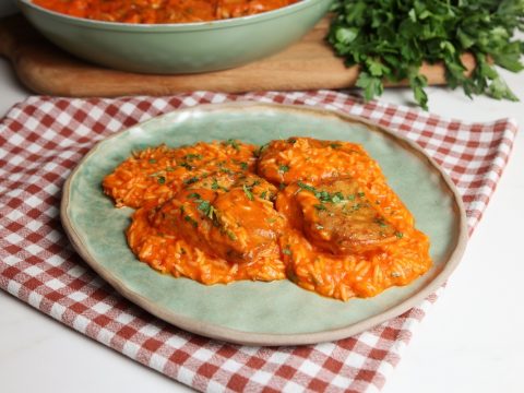 Κοτόπουλο με Σάλτσα Ψητής Ντομάτας & Ρύζι