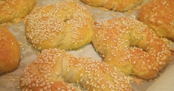 Τυροκούλουρα ή με σουσάμι 🥯